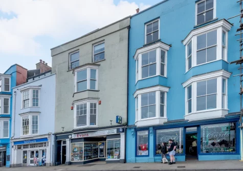 One Charlton House is a stylish apartment with views across Tenby's sandy North Beach & colourful harbour