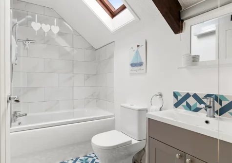 The bathroom at Owls Retreat, West Elliamston
