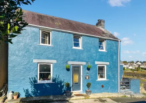 Oystercatcher Cottage is a riverside retreat with the wow factor & hot tub overlooking the river