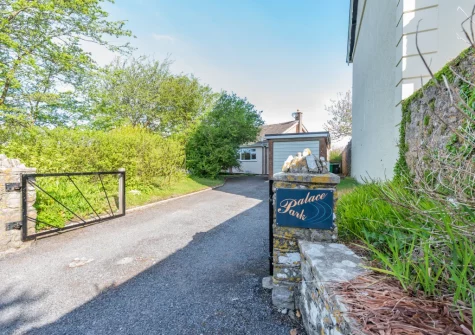 Palace Park is a spacious bungalow in a fantastic coastal location just 500 metres from a sandy beach