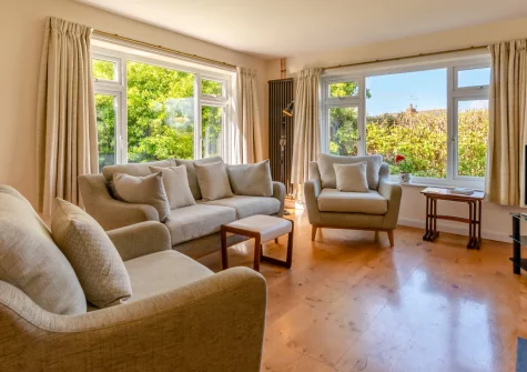 Palace Park, Manorbier is a spacious single-storey bungalow in a charming seaside village, featuring a generous garden with multiple seating areas, cosy wood burner, and the golden sands of Manorbier Beach just 500 metres from your door.