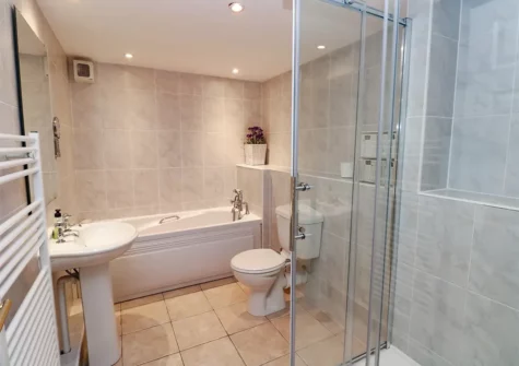 The bathroom at Paradwys, Tenby