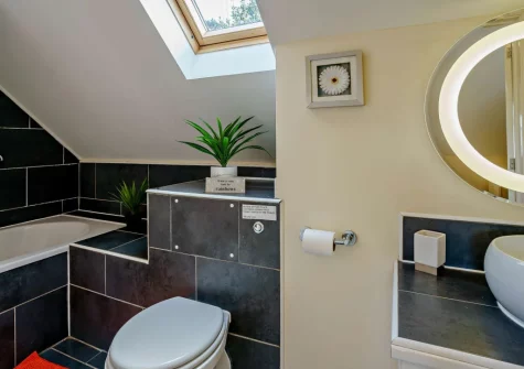 Bedroom #1 en-suite bathroom at Park Place Court 3 Plas Bach, Tenby