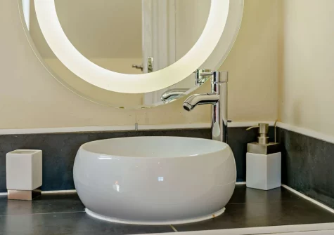 Bedroom #1 en-suite bathroom at Park Place Court 3 Plas Bach, Tenby