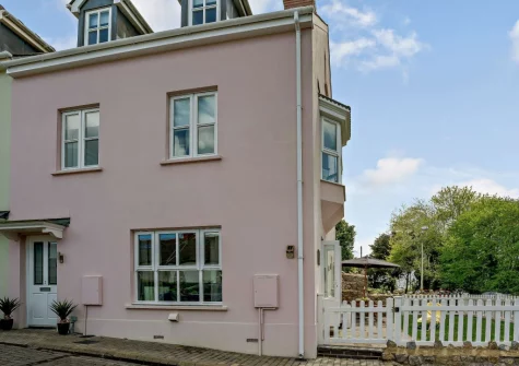 Park Place Court 3 Plas Bach is a contemporary home just 800 metres from Tenby town centre