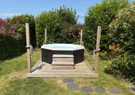 The hot tub & landscaped cottage garden at Pen Goppa, Bryncroes
