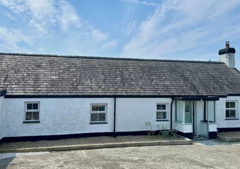 Pen Goppa is a traditional Welsh longhouse with stylish interiors in Bryncroes, with easy access to stunning local beaches & coastal villages