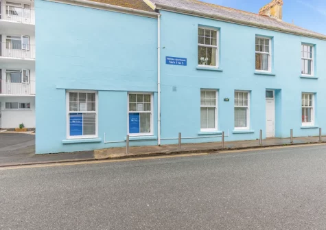 Penllanw is a delightful bijou beachfront apartment, perfect for couples & families