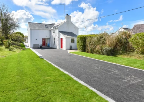 Pentraeth Cottage is superbly located close to a choice of desirable beaches, shops, cafes, bars & restaurants