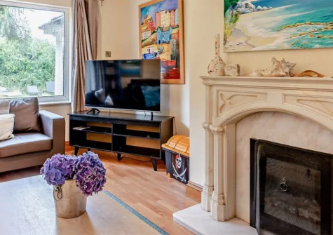 Per Ardua, Penally is a charming 5-bedroom house blending historical elegance with modern comforts, nestled in Pembrokeshire. Enjoy family-friendly beaches, scenic walks, cycling trails, and amenities, with Tenby's vibrant culture and harbour nearby.