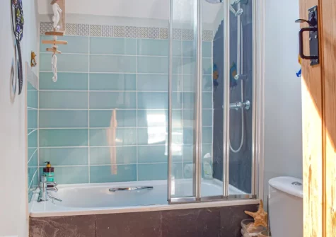 The bathroom at Puffin Cottage, Abereiddy