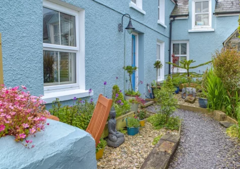 The courtyard garden & outdoor sitting area at Puffin Cottage, Abereiddy