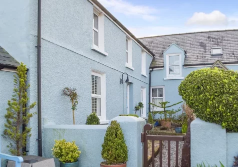 Puffin Cottage is full of charm, boasting vaulted ceilings, original wood beams & shuttered windows with breathtaking sea view