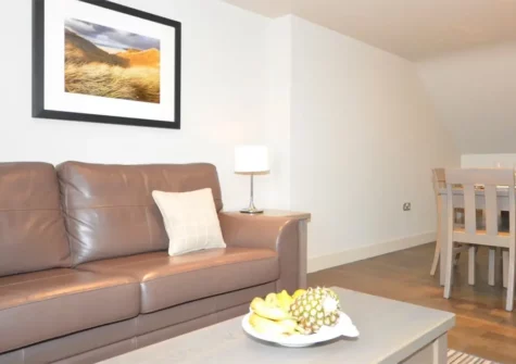 Puffin Penthouse, Saundersfoot is a charming 2-bedroom apartment perfect for families. Part of a converted former hotel, it's near the charming harbour and sandy beaches, offering easy access to the coastal path, shops, restaurants, and attractions.