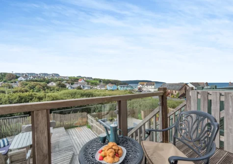 The balcony & outdoor sitting area at Pufflings, Broad Haven