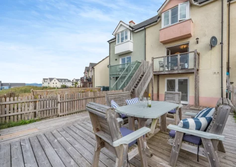 The decked patio & alfresco dining area at Pufflings, Broad Haven