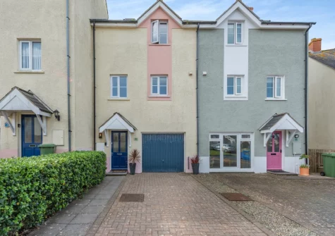 Pufflings is an idyllic beach house less than 200 metres from Broad Haven's golden sand beach