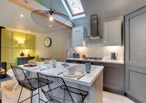 The kitchen & dining area at Pwdin Bach, Rhydyclafdy