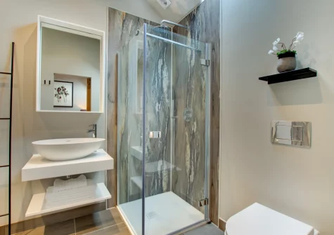The en-suite shower room at Pwdin Bach, Rhydyclafdy
