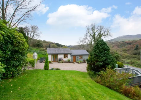 The lawned garden at Pwdin Bach, Rhydyclafdy