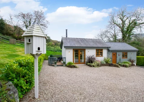 Pwdin Bach is a detached country cottage, with stylish contemporary interior, in a secluded location deep in the Welsh countryside