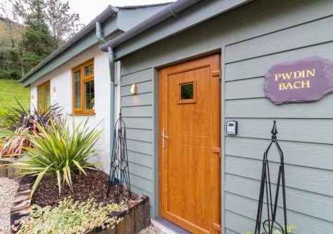 Pwdin Bach provides the ideal setting for couples, looking to relax and enjoy the perfect romantic retreat