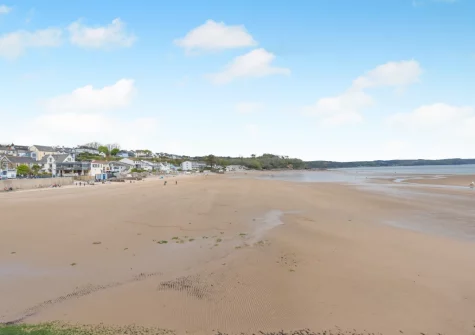From Rhodewood Apartment it's just a short walk downhill to the golden sands of Saundersfoot Beach