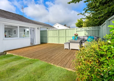 The decked patio, barbecue, alfresco dining area & lawned garden at Rockpools at 135 Cae Du, Abersoch