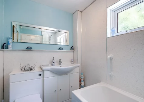 The bathroom at Sanderling House, Dale