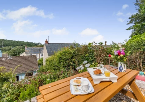 The alfresco dining area at Sanderling House, Dale