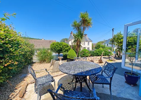 The front garden outdoor sitting area at Sanderling House, Dale