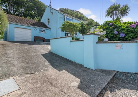 Sanderling House is in an elevated location, with gardens perfect for entertaining