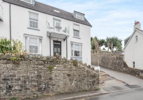 Sandy View is set in a stunning sea view location in Saundersfoot & benefits from being a short walk to the beach