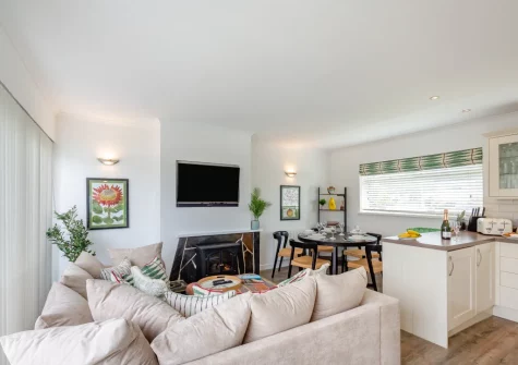 The living, dining area & kitchen at Sea Breeze, 40 Cae Du, Abersoch