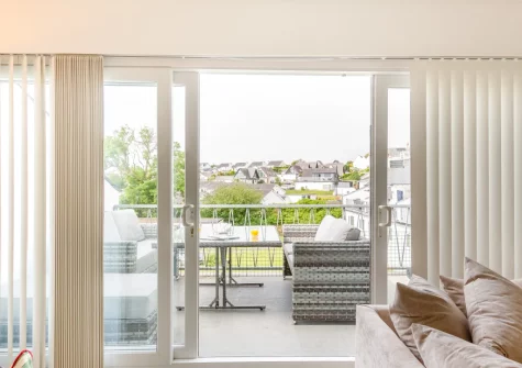 Step out on to the balcony & alfresco dining area