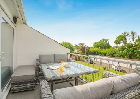 The balcony & alfresco dining area at Sea Breeze, 40 Cae Du, Abersoch