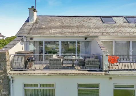 The balcony & alfresco dining area at Sea Breeze, 40 Cae Du, Abersoch