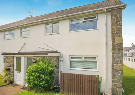 Sea Breeze is am upside-down style property with panotramic views from the first floor balcony & alfresco dining area