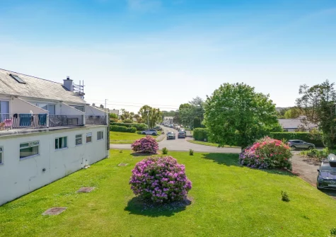 Sea Breeze is on the popular Cae Du estate in Abersoch, a great location & magical place for a seaside break