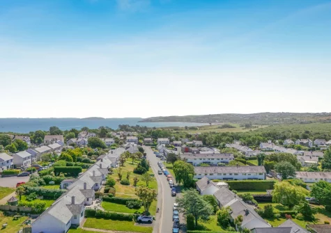 Sea Breeze is on the popular Cae Du estate in Abersoch, a great location & magical place for a seaside break