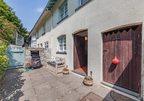 The patio, barbecue & outdoor sitting area at Sea Thrift, Aberdovey