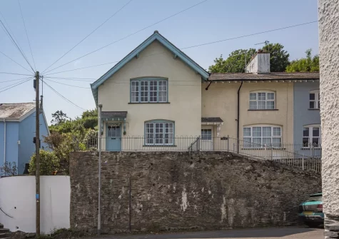 Sea Thrift is a colourful coastal retreat in Aberdovey with a dazzling sea view
