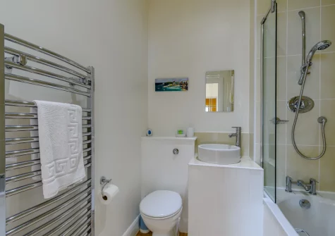 The bathroom at Seabreeze, Penally