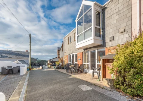 Just metres from the sea, this fantastic cottage enjoys a central location in Little Haven