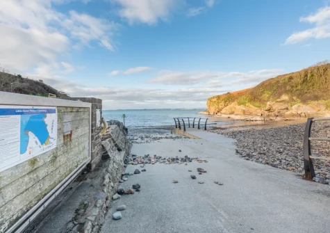 Discover, just a few metres from the property, one of the cleanest beaches in Wales, complete with rock pools along the shoreline