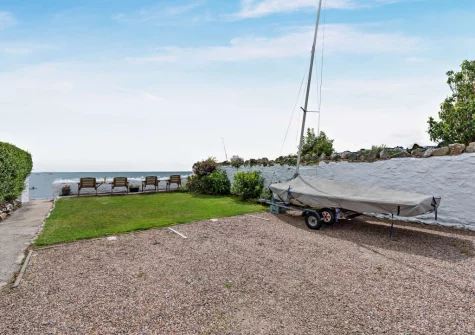 The shared grassy & outdoor sitting area, leads directly onto the beach, at Seashells, Saundersfoot