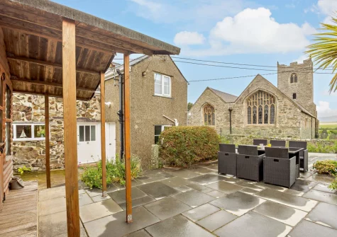 The patio, alfresco dining area & raised gravelled garden at Siop Newydd, Llanengan