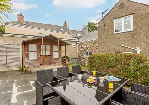 The patio, alfresco dining area & raised gravelled garden at Siop Newydd, Llanengan