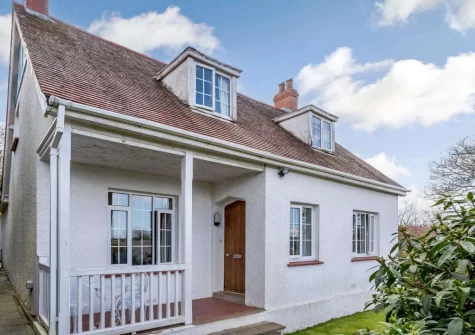 Skerry Back is a stylish, detached, seaside holiday home - ideal for a big group holiday