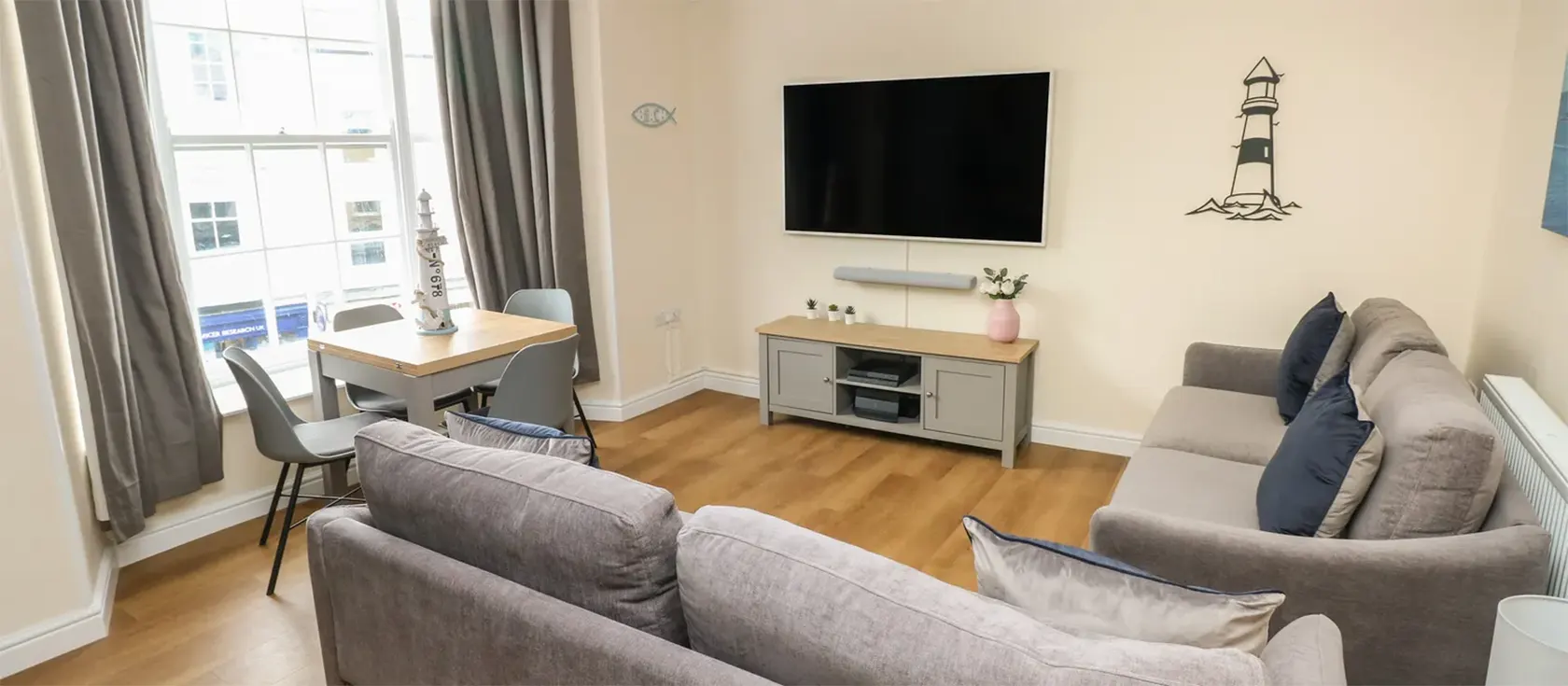 Skokholm Apartment, Tenby is a bright, modern first-floor flat with a fantastic central location. With three double bedrooms and two bathrooms, it's ideal for families with older children or groups of friends wanting to be close to the action.